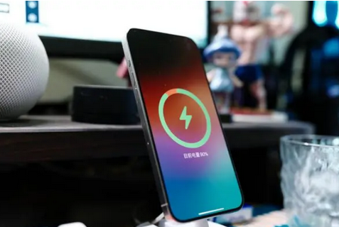 邯山苹果15换屏服务分享用什么充电器给iPhone15充电更好 